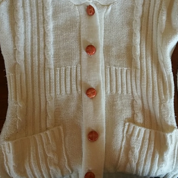 5-7-9 White hooded sweater with brown buttons - Picture 4 of 4